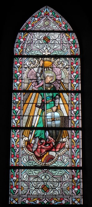 용을 죽이는 성 미카엘 대천사_photo by GO69_in the Church of Saint-Brice in Saint-Brice-en-Cogles_France.jpg